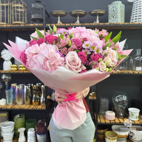 Букет из гортензии, кустовых роз и альстромерии