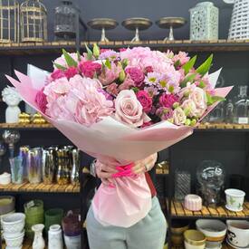 Букет из гортензии, кустовых роз и альстромерии