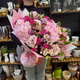 Букет из гортензии, кустовых роз и альстромерии