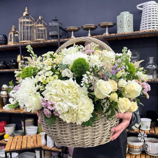 Композиция из гортензии, роз и хризантем в корзине
