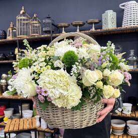 Композиция из гортензии, роз и хризантем в корзине