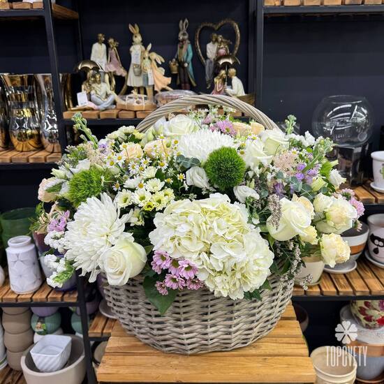 Композиция из гортензии, роз и хризантем в корзине