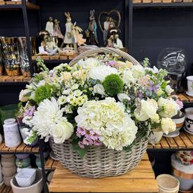 Композиция из гортензии, роз и хризантем в корзине