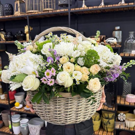 Композиция из гортензии, роз и хризантем в корзине