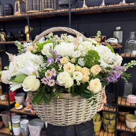 Композиция из гортензии, роз и хризантем в корзине