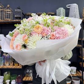 Букет из гортензии, сирени и роз