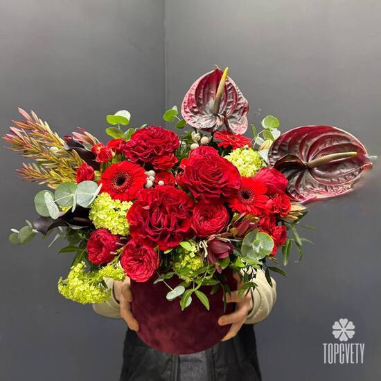 Композиция из роз, гербер и антуриума в шляпной коробке 