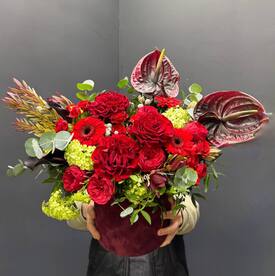 Композиция из роз, гербер и антуриума в шляпной коробке 