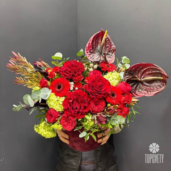 Композиция из роз, гербер и антуриума в шляпной коробке 