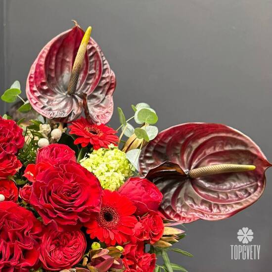 Композиция из роз, гербер и антуриума в шляпной коробке 