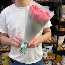 Букет из 7 розовых роз Кения 40см