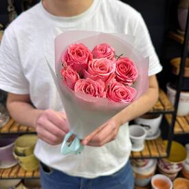 Букет из 7 розовых роз Кения 40см