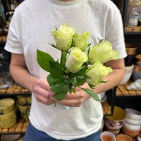 Букет из 5 белых роз Кения 35см