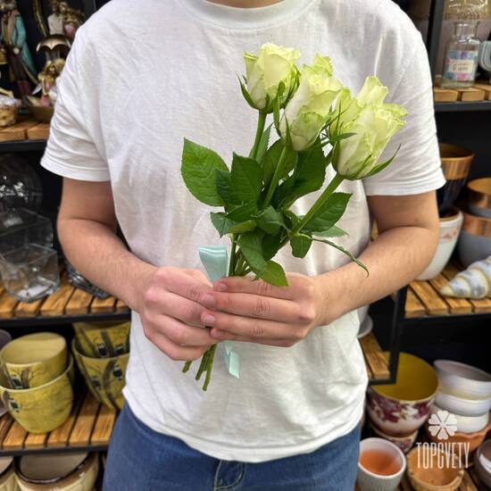 Букет из 5 белых роз Кения 35см