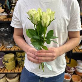 Букет из 5 белых роз Кения 35см