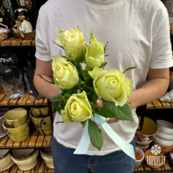 Букет из 5 белых роз Кения 35см