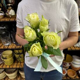 Букет из 5 белых роз Кения 35см