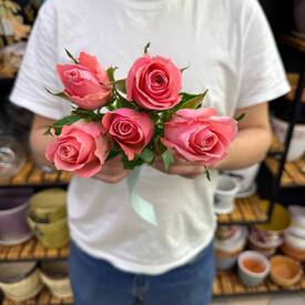 Букет из 5 розовых роз Кения 35см