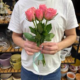 Букет из 5 розовых роз Кения 35см