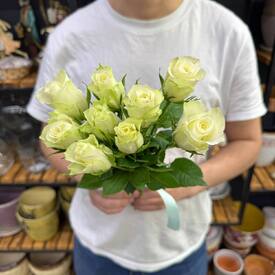 Букет из 9 белых роз Кения 35см