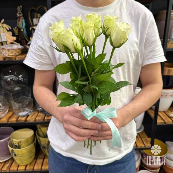 Букет из 9 белых роз Кения 35см