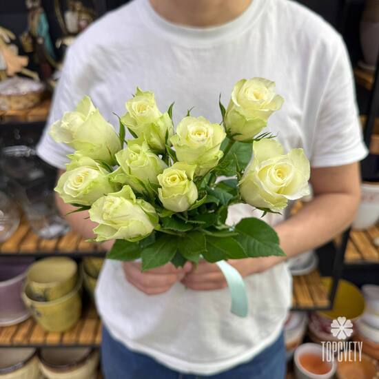 Букет из 7 белых роз Кения 35см