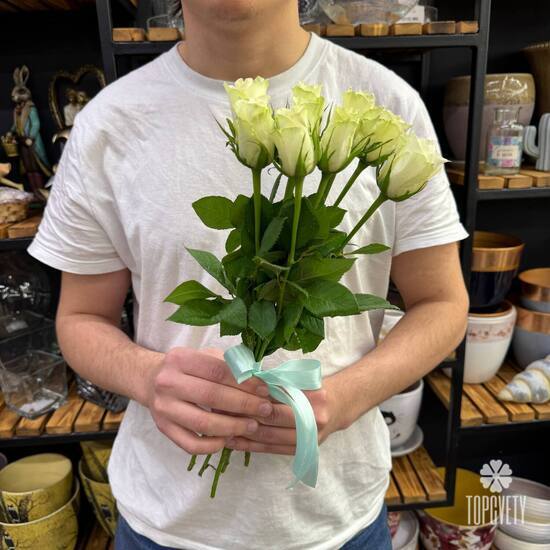 Букет из 7 белых роз Кения 35см