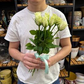 Букет из 7 белых роз Кения 35см