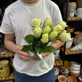 Букет из 7 белых роз Кения 35см