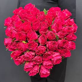 Букет из 51  розы Кения 40см в виде сердца