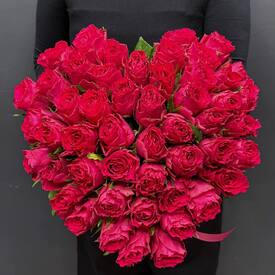 Букет из 51  розы Кения 40см в виде сердца