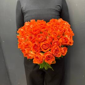 Букет из 51 розы Кения 40см в виде сердца