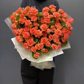 Букет из 25 коралловых кустовых роз Россия 50см