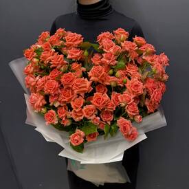 Букет из 25 коралловых кустовых роз Россия 50см