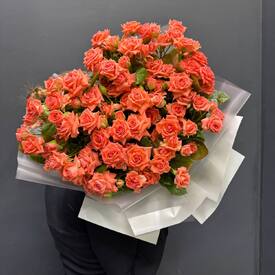 Букет из 25 коралловых кустовых роз Россия 50см