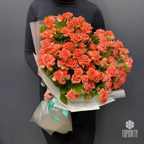 Букет из 25 коралловых кустовых роз Россия 50см