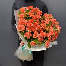 Букет из 25 коралловых кустовых роз Россия 50см
