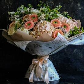 Букет из гербер, гортензий и роз