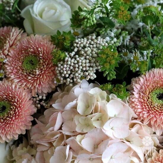 Букет из гербер, гортензий и роз