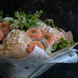 Букет из гербер, гортензий и роз