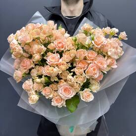 Букет из 25 нежно-розовых кустовых роз Россия 50см