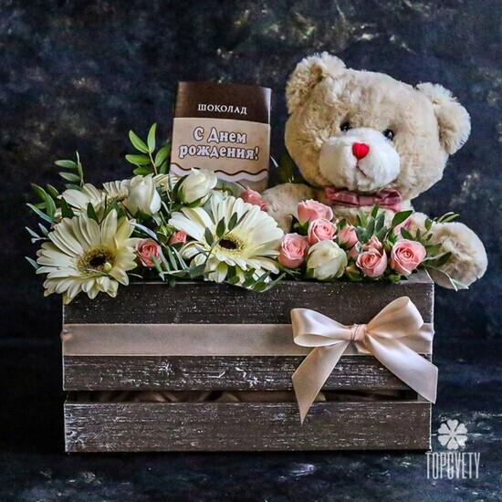 Композиция из гермини и кустовых роз с игрушкой в ящике 