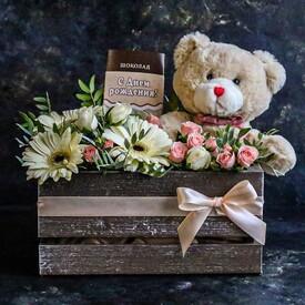 Композиция из гермини и кустовых роз с игрушкой в ящике 