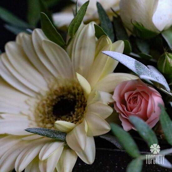 Композиция из гермини и кустовых роз с игрушкой в ящике 