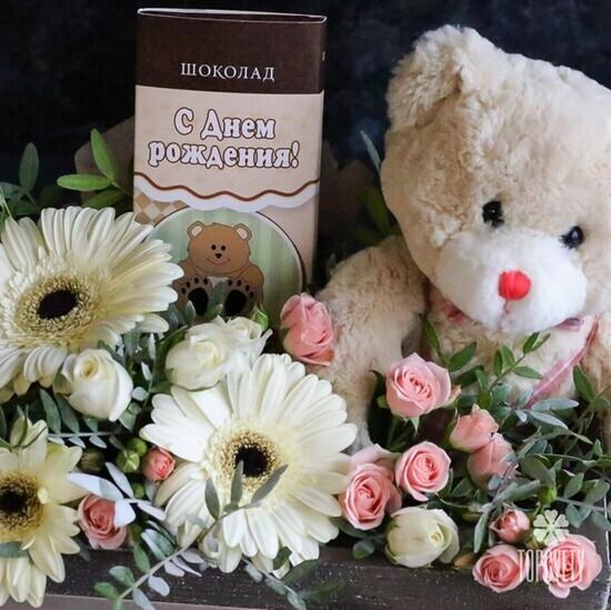 Композиция из гермини и кустовых роз с игрушкой в ящике 