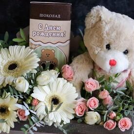 Композиция из гермини и кустовых роз с игрушкой в ящике 