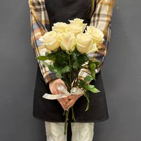 Букет из 7 белых роз Эквадор 50см