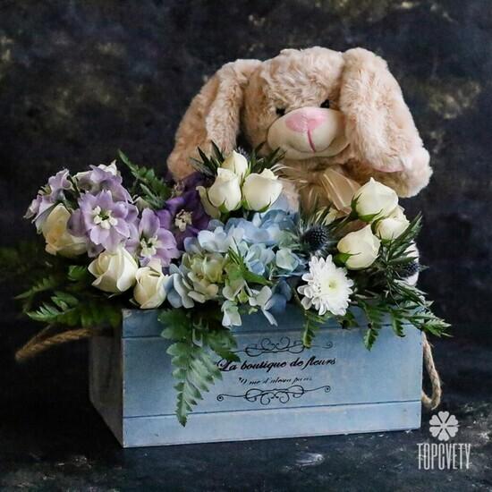 Композиция из гортензии и кустовых роз с игрушкой в ящике