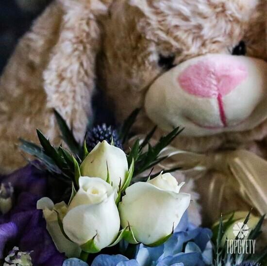 Композиция из гортензии и кустовых роз с игрушкой в ящике