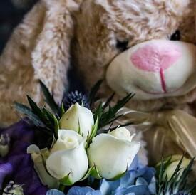 Композиция из гортензии и кустовых роз с игрушкой в ящике